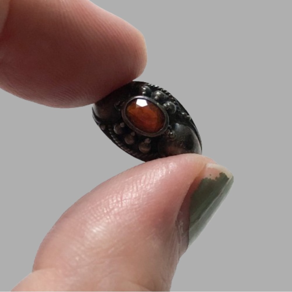 Vintage silver metal (sterling?) & faceted red stone (garnet?) ring sz 5.5-5.75